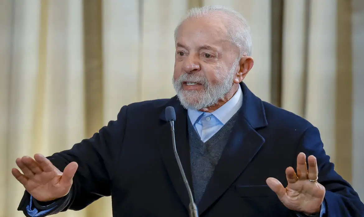 O presidente Luiz Inácio Lula da Silva afirmou, neste sábado (10), que nenhum aposentado ou pensionista será prejudicado em razão dos descontos não autorizados de mensalidades associativas na folha de pagamento do Instituto Nacional do Seguro Social (INSS). Ele afirmou que o governo não quer fazer “um show de pirotecnia” com o caso, mas “apurar com muita seriedade” para encontrar os culpados.