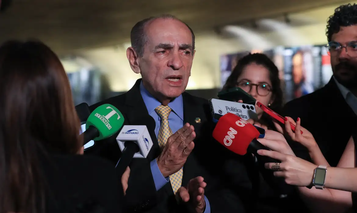 A Proposta de Emenda à Constituição (PEC) que acaba com a reeleição no Brasil para presidente, governadores e prefeitos foi aprovada, nesta quarta-feira (21), na Comissão de Constituição e Justiça (CCJ) do Senado. A PEC 12/2002 ainda aumenta os mandatos do Executivo, dos deputados e dos vereadores para cinco anos. Agora, o texto segue para análise do plenário do Senado.