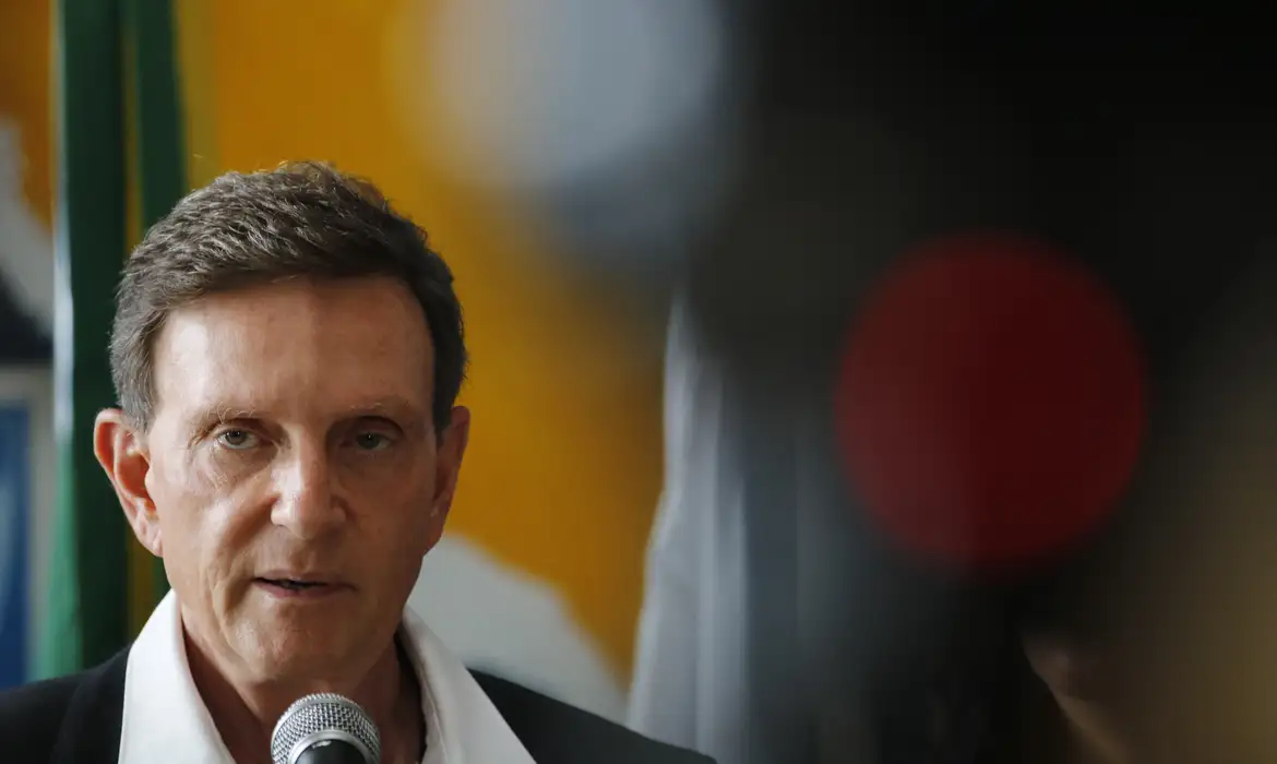 A 3ª Vara da Fazenda Pública de Justiça do Rio determinou, em decisão liminar, o bloqueio de até R$ 50,5 milhões em bens do ex-prefeito Marcelo Crivella, da ex-secretária municipal de Saúde Ana Beatriz Busch Araújo e do ex-subsecretário Ivo Remuszka Junior por improbidade administrativa e atos lesivos à administração.
