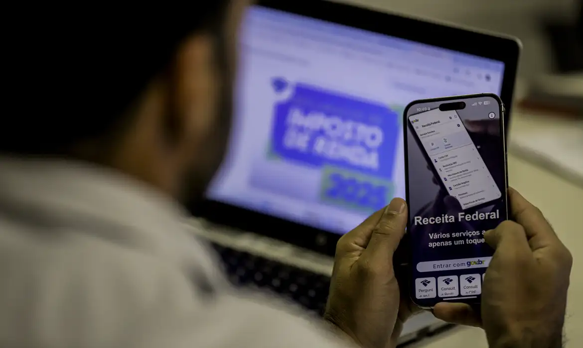 A Receita Federal libera na próxima sexta-feira (23), a partir das 10h, consulta ao primeiro dos cinco lotes de restituição de 2025, que contempla 6,3 milhões de contribuintes. Será o maior da história em número de contribuintes e em valor. O lote também contempla restituições residuais de anos anteriores.