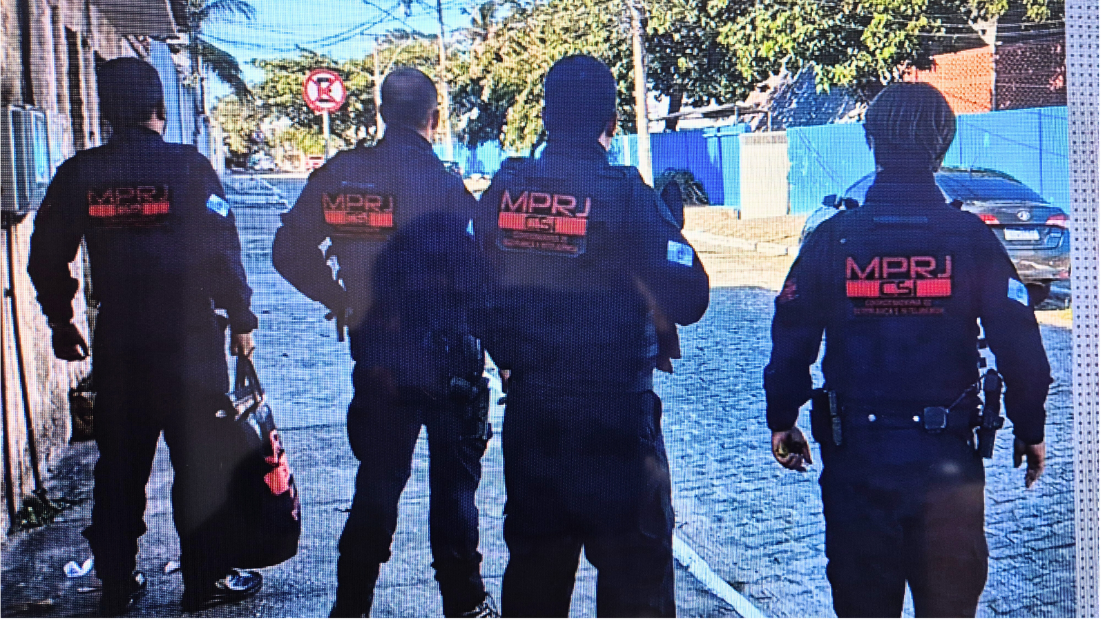 As investigações revelaram que a empresa foi criada pouco mais de um mês antes da publicação do edital, pertence ao pai de uma ex-servidora pública e, em apenas três meses, faturou valores que superaram a média anual estimada para a demanda.