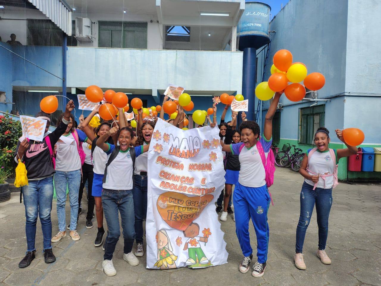 Em referência ao “Maio Laranja”, mês dedicado ao combate ao abuso e à exploração sexual de crianças e adolescentes, duas escolas da rede municipal de Japeri promoveram importantes ações de conscientização com a participação ativa de alunos e educadores. Na Escola Municipal Darcílio Ayres, os alunos iniciaram o dia assistindo à peça teatral “Fomos brincar na pracinha depois da escola”, escrita e dirigida pela psicóloga da unidade, Luciana Barros.