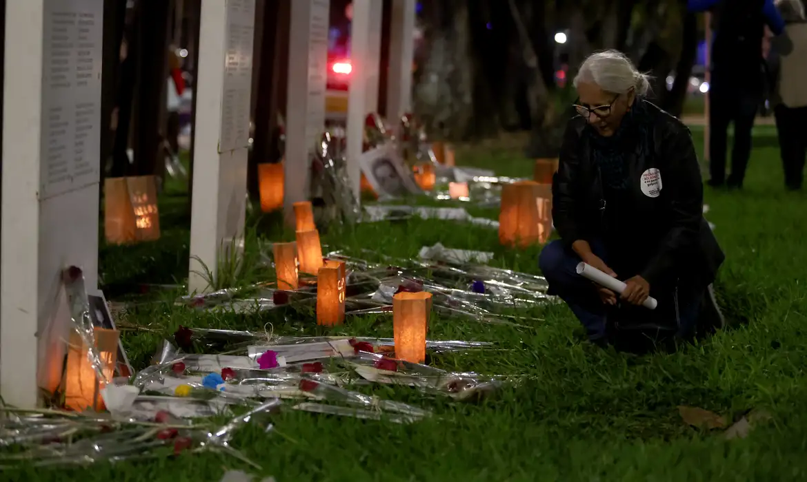 No ano de 2023, homicídios tiraram a vida de 21,8 mil jovens de 15 a 29 anos. Isso representa uma média de 60 assassinatos por dia ou cinco a cada duas horas. A revelação é um dos destaques do Atlas da Violência 2025, divulgado nesta segunda-feira (12), no Rio de Janeiro.