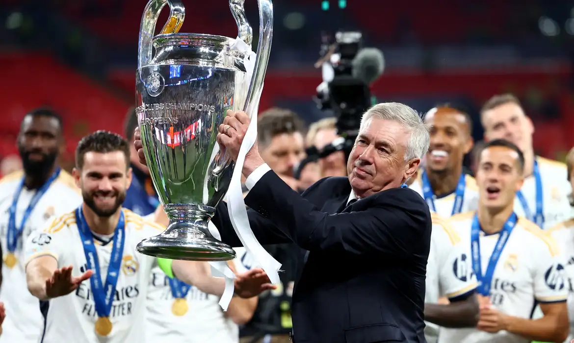 A Confederação Brasileira de Futebol (CBF) anunciou na manhã desta segunda-feira (12) o italiano Carlo Ancelotti como o novo técnico da Seleção Brasileira. Em nota, a entidade afirmou que Ancelotti, chamado pelo presidente Ednaldo Rodrigues de “o maior técnico da história”, vai comandar o time até a Copa do Mundo de 2026.