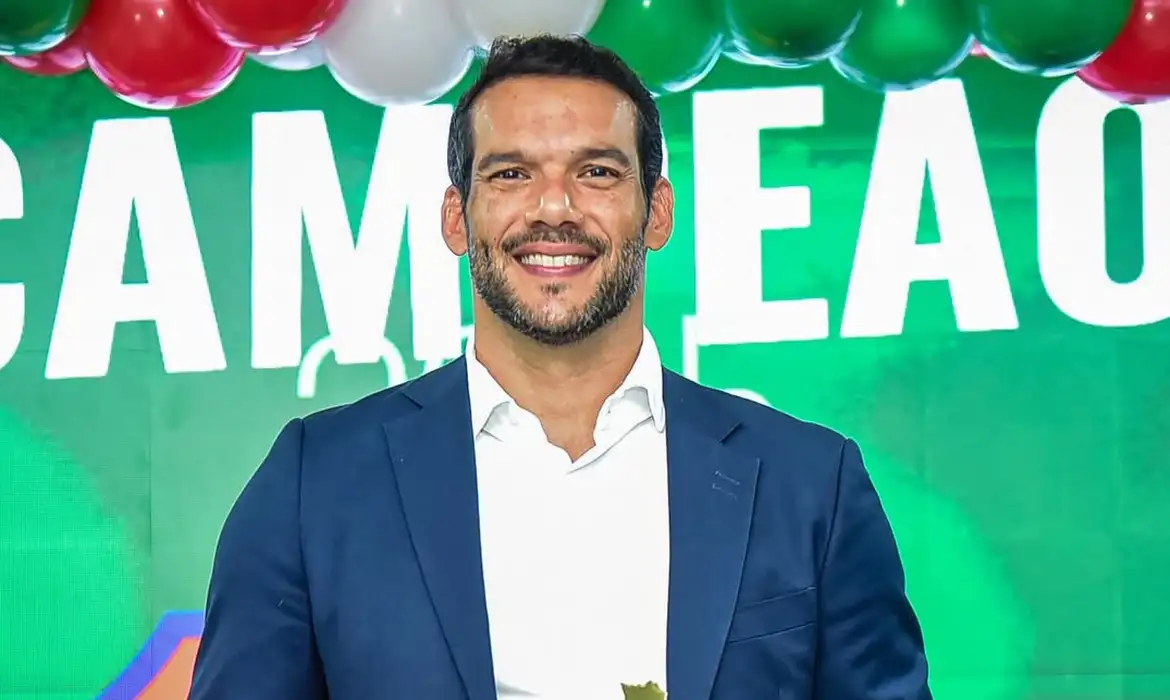 O médico Samir Xaud, presidente eleito da Federação Roraimense de Futebol, oficializou, neste domingo (18), sua candidatura à presidência da Confederação Brasileira de Futebol (CBF). A chapa do dirigente leva o nome "Futebol para Todos: Transparência, Inclusão e Modernização" e teve o registro subscrito por 25 federações, além de dez clubes das Séries A e B do Campeonato Brasileiro masculino.
