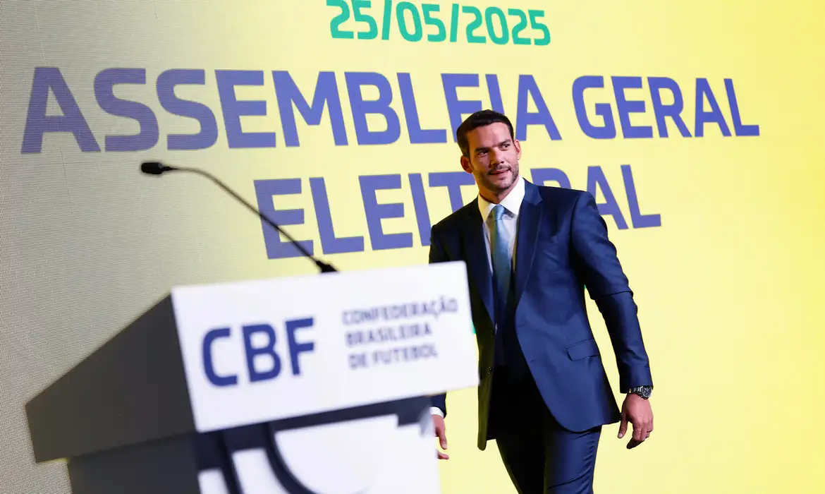 O médico infectologista e dirigente esportivo Samir de Araújo Xaud, de 41 anos, é o novo presidente da Confederação Brasileira de Futebol (CBF).