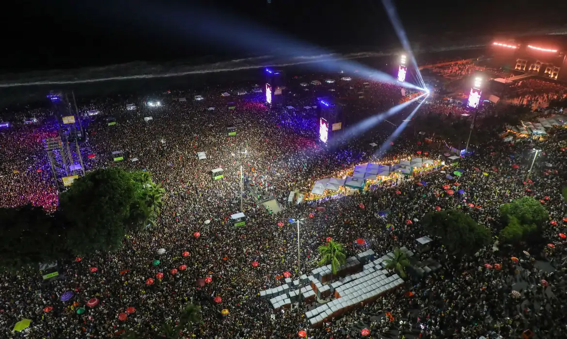 Polícia diz ter impedido ataque com explosivos no show de Lady Gaga