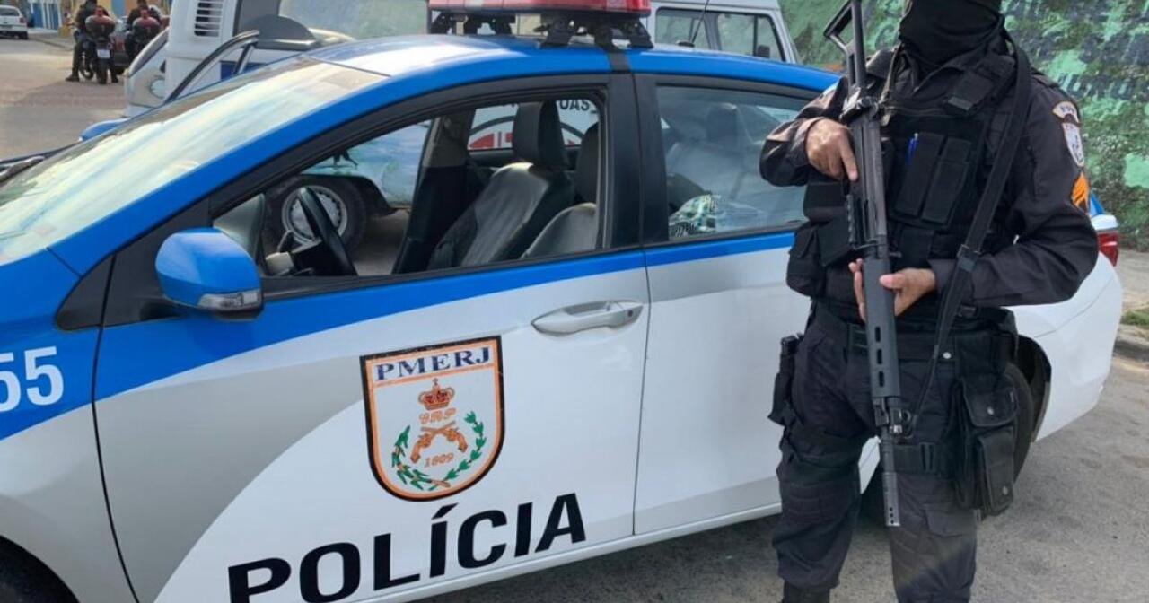O governador Cláudio Castro anunciou nesta quinta-feira (8/05) um reforço de pessoal para a segurança do Estado do Rio de Janeiro. Em 2026, será realizado um novo concurso para Polícia Militar (PMERJ), com mais 2 mil vagas para a corporação. Este será o terceiro concurso da PM desde o início da gestão do governador. Atualmente, o efetivo da Polícia Militar é de cerca de 43 mil policiais, entre praças e oficiais.
