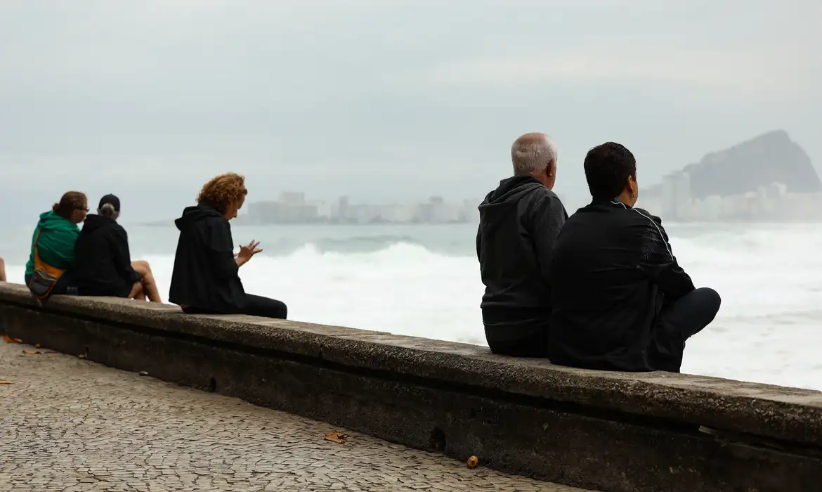 Para a sexta-feira (30) a entrada de ventos úmidos do oceano deixará o céu encoberto a nublado. Não há previsão de chuva e os ventos estarão fracos a moderados e as temperaturas estarão em novo declínio.