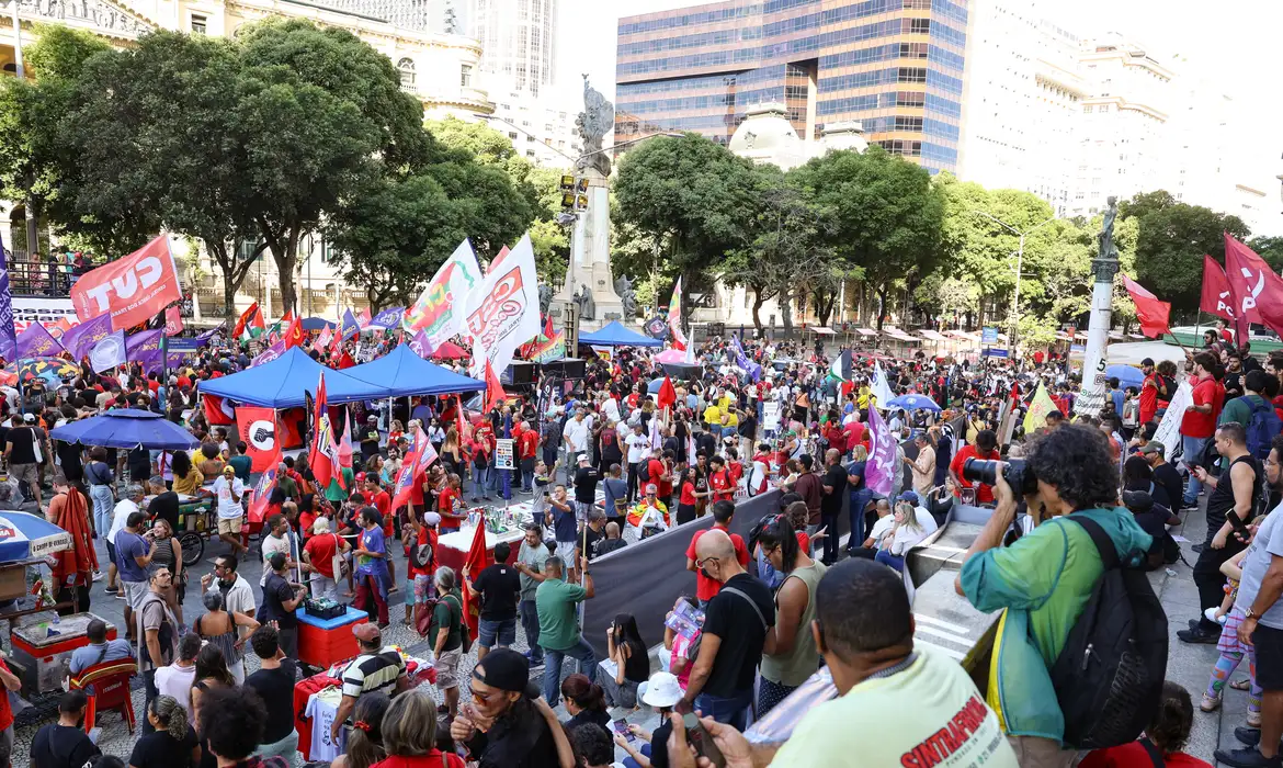 Fim da escala 6x1 une movimentos no ato de 1º de Maio no Rio