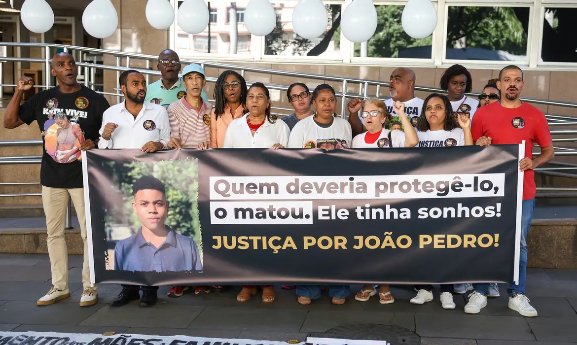 Familiares e defensores dos direitos humanos protestaram nesta terça-feira (20) com faixas em frente a sede do Tribunal de Justiça do Rio de Janeiro (TJ-RJ), no centro da cidade. Eles são contra a decisão que absolveu policiais pelo assassinato do menino João Pedro, então com 14 anos, em 2020, e querem que o caso seja levado ao júri popular. Nesta tarde, a corte julga um recurso da Defensoria Pública pedindo que os três policiais acusados do crime sejam submetidos a novo julgamento.