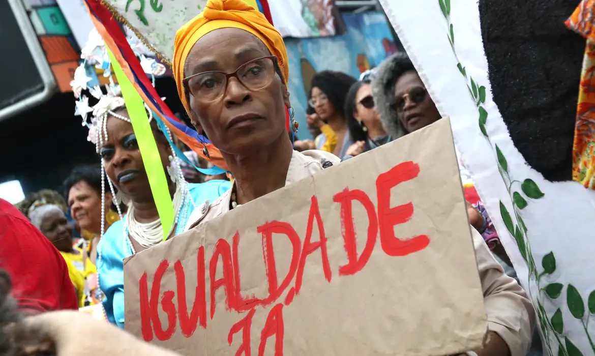 De cada 100 pessoas pretas, 84 relatam já ter sofrido discriminação racial. A revelação faz parte de uma pesquisa apoiada pelo Ministério da Igualdade Racial (MIR), divulgada nesta terça-feira (20), que traz experiências de brasileiros com diversas formas de preconceito em atividades cotidianas.
