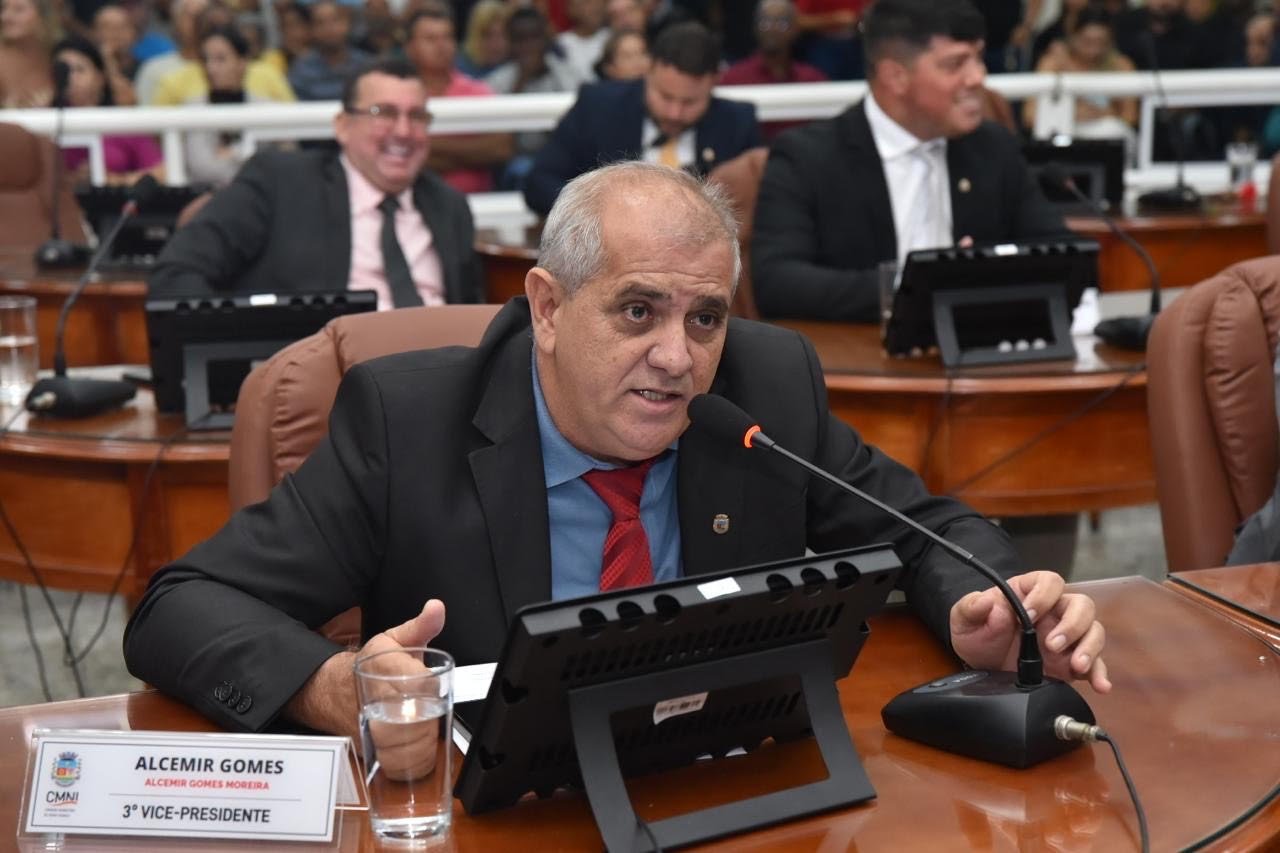 O Transtorno do Déficit de Atenção e Hiperatividade (TDAH), condição neurobiológica que afeta crianças, adolescentes e adultos, teve atenção especial do vereador Alcemir Gomes com a criação da Semana de Conscientização sobre o transtorno com o objetivo de ampliar o conhecimento da população. O projeto foi aprovado em 2ª votação nesta manha (13/05), durante a sessão plenária da Câmara Municipal, por unanimidade. “Iremos promover debates, palestras e campanhas educativas que esclareçam sintomas, diagnósticos e formas de tratamento. Políticas inclusivas precisam ser criadas para reduzir o impacto no desenvolvimento escolar, profissional e as relações sociais causados pelo TDHA”, explicou o autor. O texto segue agora para a sanção do Executivo.