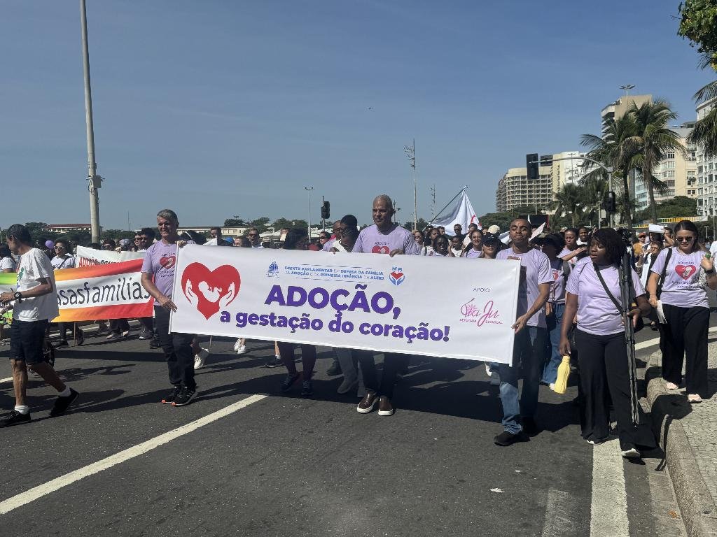 O Ministério Público do Estado do Rio de Janeiro (MPRJ), por meio do Centro de Apoio Operacional das Promotorias de Justiça da Infância e Juventude (CAO Infância e Juventude/MPRJ), participou da 14ª Caminhada da Adoção, na manhã deste domingo (18/05), em Copacabana.