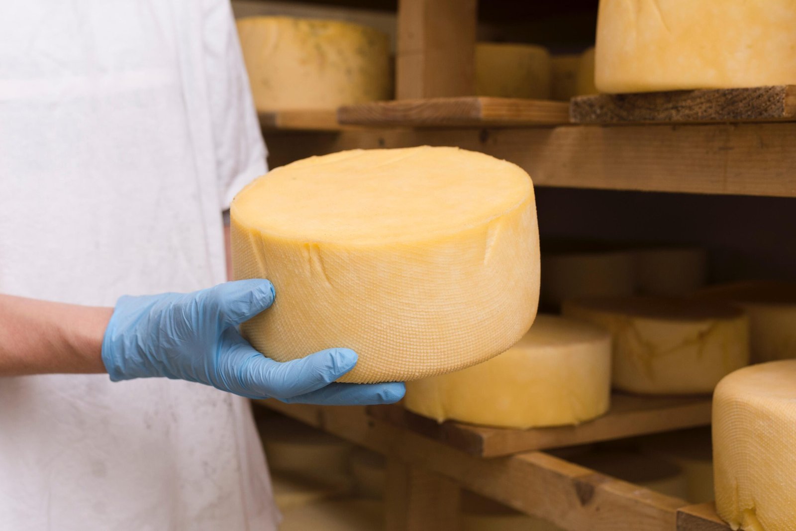 O Selo Queijo Artesanal é uma certificação que reconhece a originalidade e a tradição dos queijos artesanais fluminenses, conferindo identidade e assegurando a qualidade e a inocuidade dos produtos. Além de promover a valorização cultural e econômica do queijo artesanal, a certificação abre portas para a comercialização em todo o território nacional.