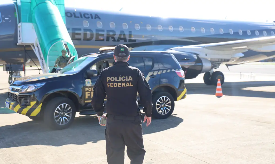 O integrante da organização criminosa Primeiro Comando da Capital (PCC) Marcos Roberto de Almeida, mais conhecido como Tuta, foi expulso da Bolívia neste domingo (18) e entregue à Polícia Federal em Corumbá (MS). Segundo a PF, ele ficará custodiado na Penitenciária Federal em Brasília.