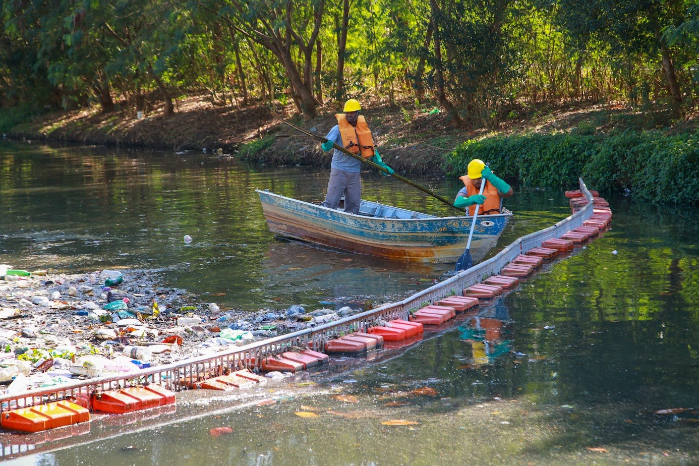 Entre março de 2023 e dezembro de 2024, as 17 ecobarreiras instaladas em diversos corpos hídricos que deságuam na Baía de Guanabara retiraram 11.679 toneladas de resíduos sólidos. Os dados revelam o esforço contínuo para combater a poluição em um dos principais cartões-postais do país.