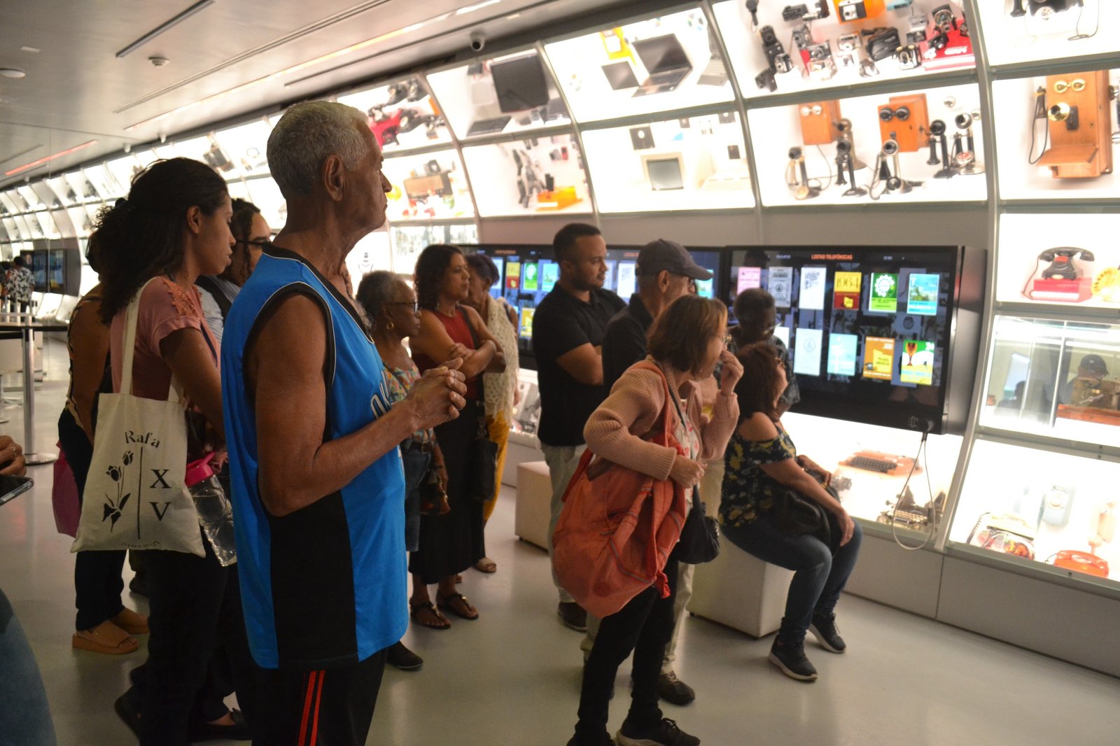 usuários do Centro de Referência de Assistência Social (CRAS) de Éden participaram de uma atividade diferente e especial: uma visita ao Museu das Telecomunicações, localizado na zona sul do Rio de Janeiro. O passeio ofereceu aos idosos a oportunidade de conhecerem a história da evolução dos meios de comunicação, participarem de atividades interativas e vivenciarem momentos de alegria e descontração.