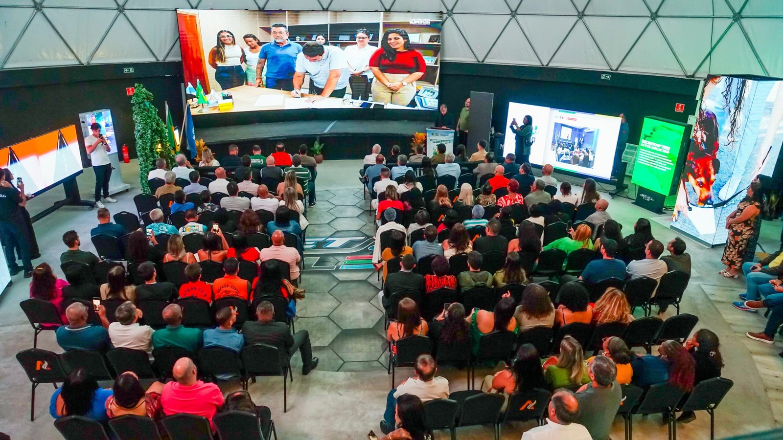 A Secretaria Municipal de Ambiente, Mudanças do Clima e Bem-Estar Animal de São João de Meriti lançou, na noite desta sexta-feira (6), o projeto de arborização urbana da cidade. O evento marcou o encerramento da Semana Mundial do Meio Ambiente, celebrada com uma programação diversificada durante cinco dias. Em parceria com outras secretarias municipais, foram realizadas palestras, visitas guiadas ao Horto Municipal e à reserva florestal Parque Jurema, além da distribuição de mudas nativas da Mata Atlântica.