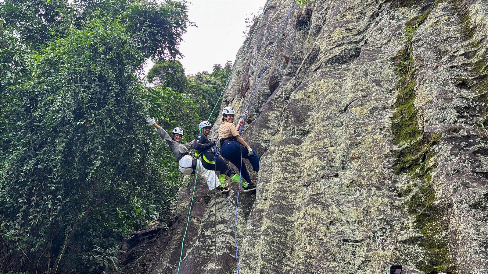 Uma manhã para entrar na história. Assim foi a sexta-feira (06), marcada pela entrega oficial do Plano de Manejo da Área de Proteção Ambiental (APA) Pedra Lisa. O evento reuniu moradores, instituições e autoridades em uma programação vibrante, com atividades educativas, culturais e ambientais, promovendo celebração e conscientização em um único momento.