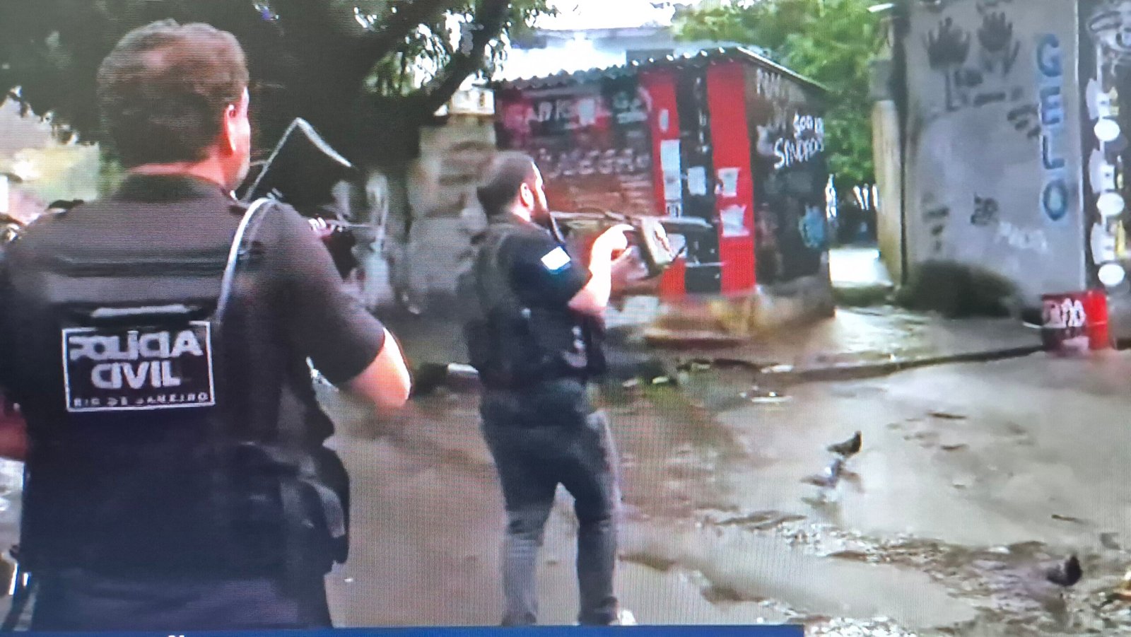Policiais civis da 34ª DP (Bangu), com apoio do Departamento-Geral de Polícia da Capital (DGPC), deflagraram mais uma etapa da "Operação Contenção" contra o grupo criminoso conhecido como "Bonde dos Crias", alinhado ao Comando Vermelho e com forte atuação na Vila Kennedy, Zona Oeste do Rio.