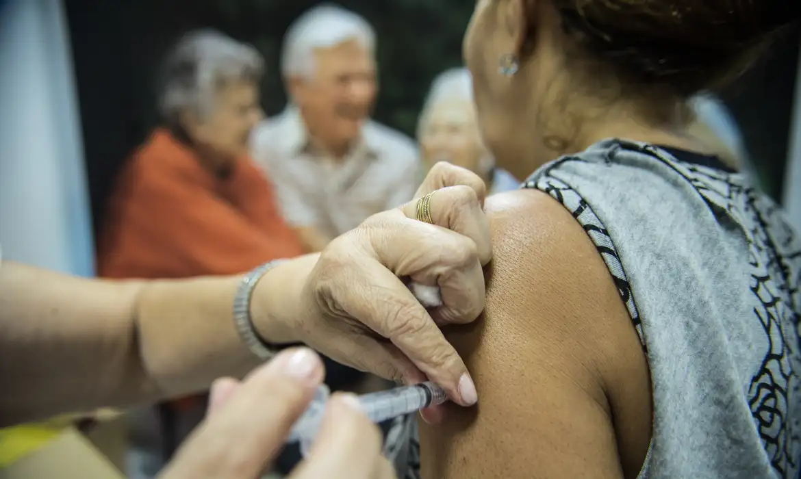 Com a proximidade do inverno, dados recentes da Fundação Oswaldo Cruz (Fiocruz) registram crescimento acelerado dos casos de doenças respiratórias no país, especialmente da influenza A, que já supera a covid-19 como principal causa de mortes por Síndrome Respiratória Aguda Grave (SRAG) em idosos. Os vírus Sincicial Respiratório (VSR) e Influenza, altamente contagiosos, estão entre os mais perigosos e podem desencadear complicações severas em pessoas com mais de 60 anos, especialmente aquelas com comorbidades.