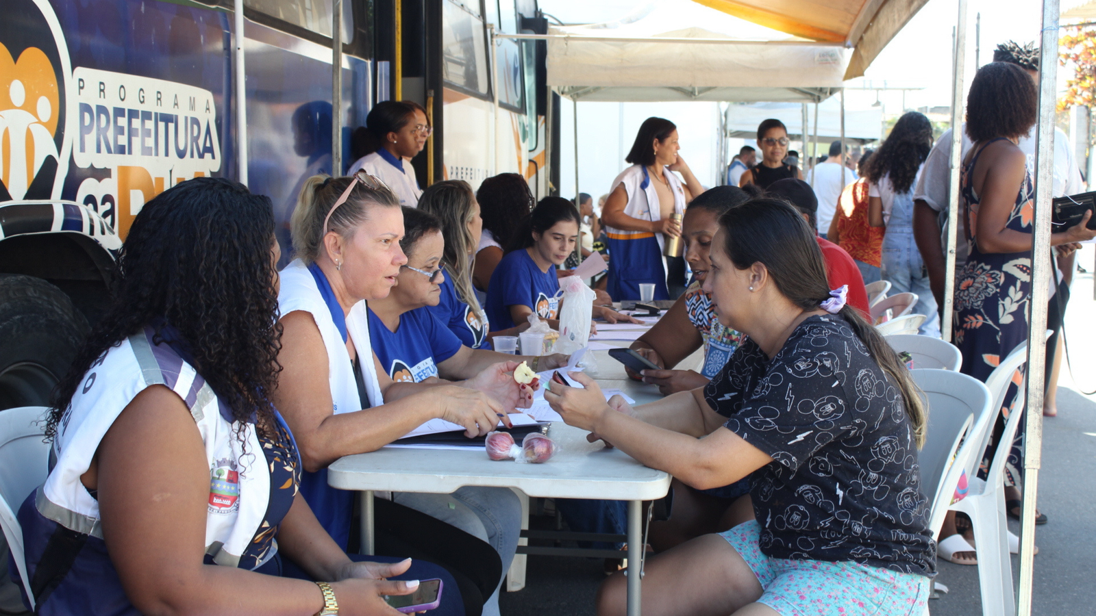 Uma grande ação social fará parada neste sábado (7/06) no bairro Valdariosa, em Queimados. O município da Baixada Fluminense, em parceria com o Governo do Estado, promove mais uma edição dos programas “RJ Para Todos” e “Cras Itinerante”, no Condomínio Residencial do bairro, Bloco C, a partir das 7h. A iniciativa contará com diversos serviços, como isenção para emissão de documentos, orientações e cadastros para o Bolsa Família e oportunidades de emprego.