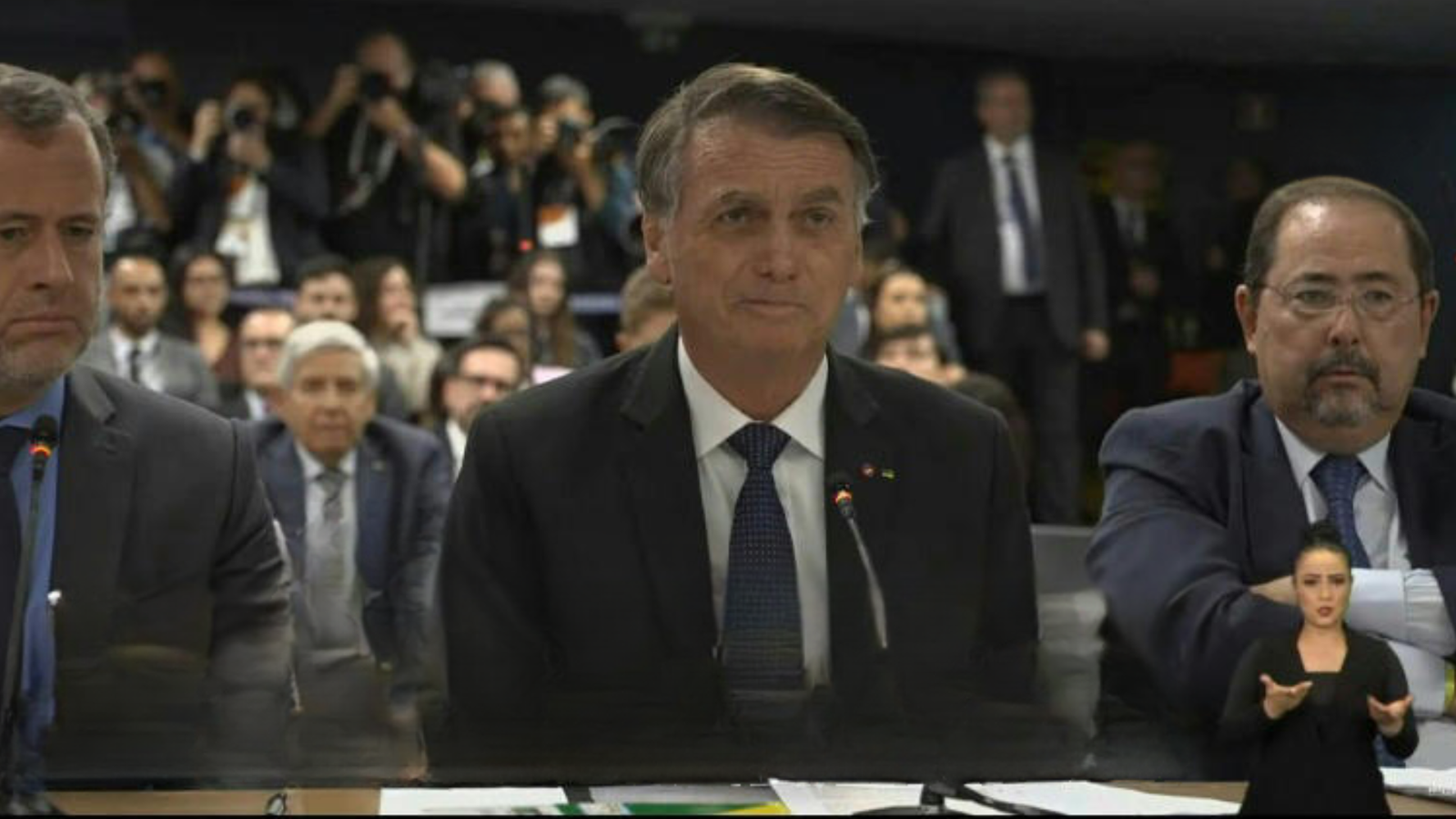 O ex-presidente Jair Bolsonaro depôs nesta terça-feira (10) na ação penal da trama golpista. Ele é um dos oito réus do núcleo 1 da denúncia apresentada pela Procuradoria-Geral da República (PGR) contra os acusados de planejar medidas inconstitucionais para tentar reverter o resultado das eleições de 2022 e impedir a posse do presidente Luiz Inácio Lula da Silva.