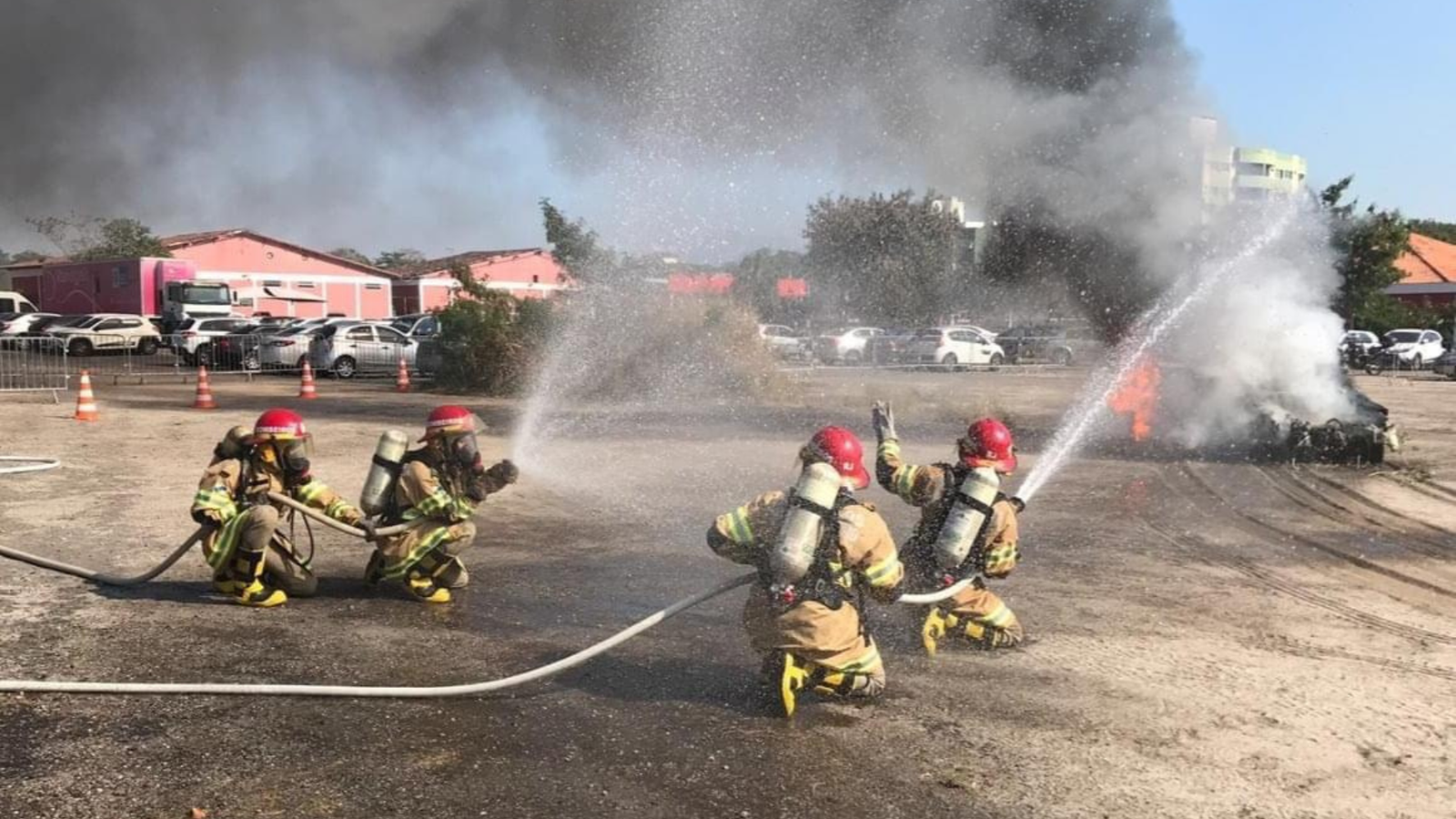 O Corpo de Bombeiros Militar do Estado do Rio de Janeiro (CBMERJ) vai abrir mais de 1.600 vagas para oficiais e praças da corporação ainda em 2025. A novidade foi oficializada com a publicação, nesta quarta-feira (11.06), do edital do concurso para ingresso de 144 soldados efetivos, com habilitação em Busca e Salvamento, e vencimentos a partir de R$ 5,2 mil. Paralelamente a isso, o governador Cláudio Castro também autorizou, em Diário Oficial um processo seletivo voltado à contratação de 1.500 bombeiros temporários voluntários.