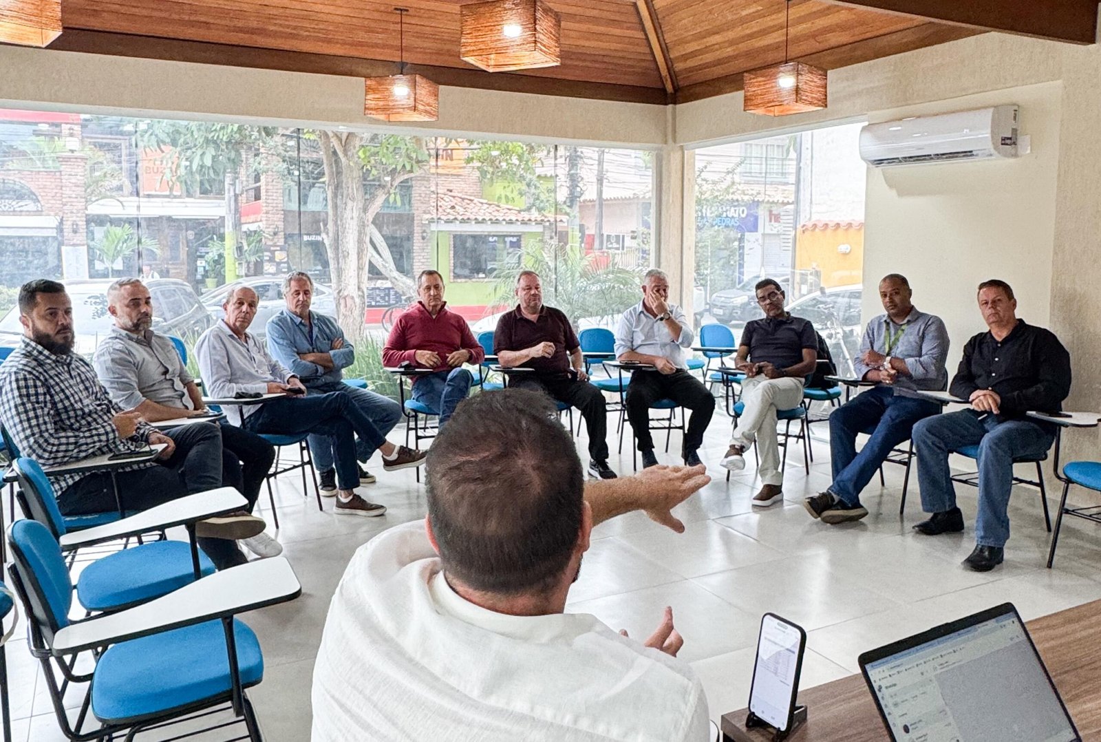 Além dos secretários de Desenvolvimento Econômico dos territórios, o projeto conta com a participação de mandatários de outras pastas ligadas ao setor, representantes de instituições parceiras como a Firjan, Sebrae-RJ, Departamento de Transportes Rodoviários do Estado do Rio de Janeiro - Detro-RJ e as prefeituras locais.