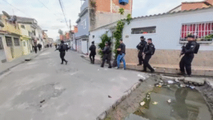 Uma grande operação da Polícia Civil no Complexo de Israel, na Zona Norte do Rio, culminou com a prisão de 20 criminosos e a apreensão de oito fuzis, duas pistolas, granadas e coquetéis molotov, além de drogas, materiais e equipamentos para endolação. Uma construção irregular dos traficantes foi demolida - era uma torre utilizada pelos bandidos para atacar a polícia, instalada em uma falsa igreja, para despistar as forças de segurança.