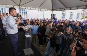 O governador em exercício, Rodrigo Bacellar, entregou, nesta terça-feira (17/06), 44 novos veículos que irão reforçar o trabalho de campo dos técnicos da Empresa de Assistência Técnica e Extensão Rural do Estado do Rio de Janeiro (Emater-Rio) em Teresópolis, na Serra, e Italva, no Noroeste.