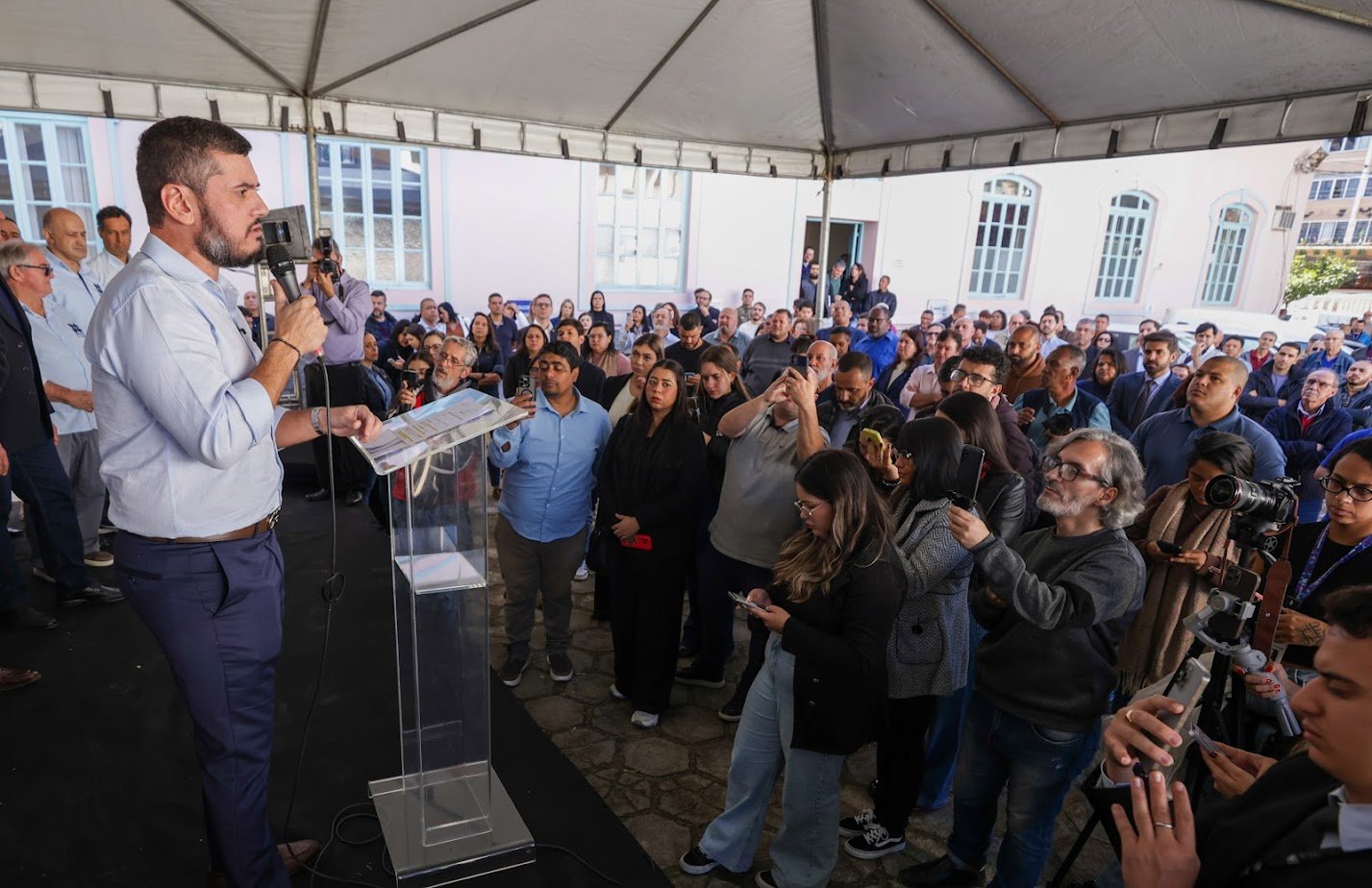 O governador em exercício, Rodrigo Bacellar, entregou, nesta terça-feira (17/06), 44 novos veículos que irão reforçar o trabalho de campo dos técnicos da Empresa de Assistência Técnica e Extensão Rural do Estado do Rio de Janeiro (Emater-Rio) em Teresópolis, na Serra, e Italva, no Noroeste.