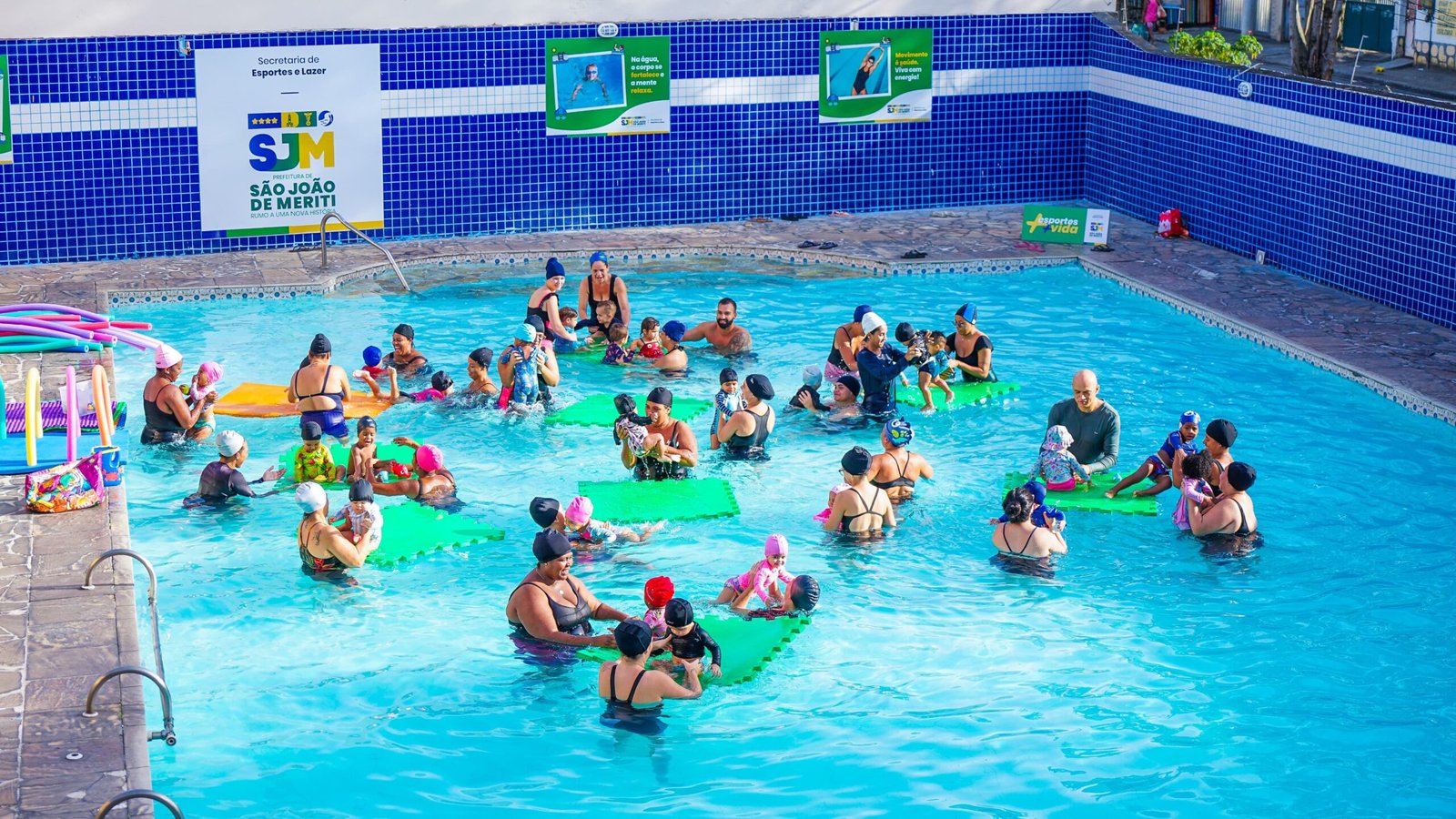 Nos primeiros dias de funcionamento, o recém-inaugurado Centro Aquático Vera Lúcia Mendes Paes pela Prefeitura de São João de Meriti, já mostra o impacto positivo na vida dos moradores. Com mais de 800 alunos inscritos nas turmas de natação mamãe e bebê e hidroginástica, o espaço tem sido um ponto de encontro para famílias.
