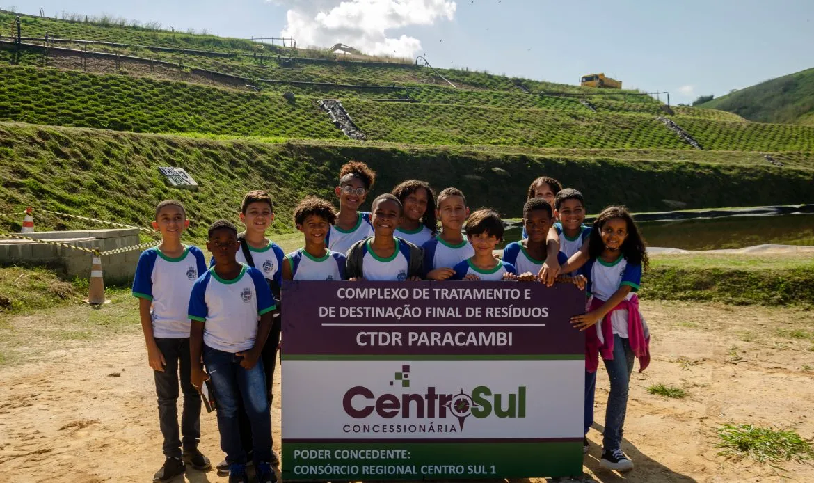 A atividade tem como objetivo sensibilizar os alunos sobre a importância da separação e do descarte adequado dos resíduos sólidos, promovendo a educação ambiental por meio de experiências práticas
