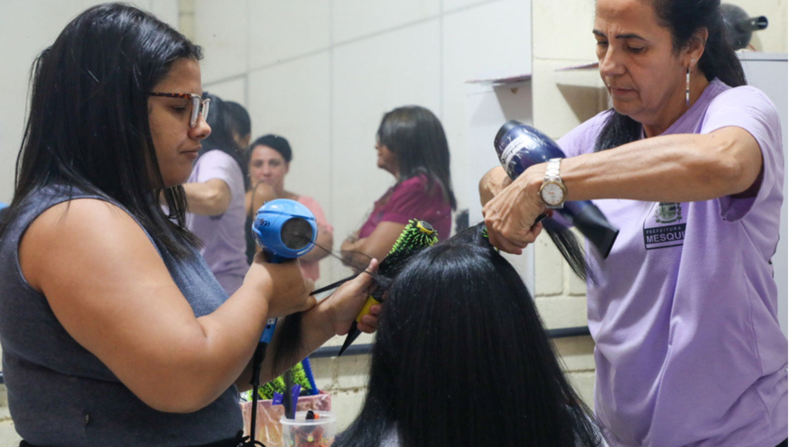 Uma oportunidade capaz de transformar vidas. Estão abertas as inscrições para uma nova rodada de cursos profissionalizantes no Espaço da Mulher Mesquitense. A partir de 9 de junho, as mulheres interessadas poderão se matricular nas formações de Depilação, Design de Sobrancelhas, Colorimetria e Penteado – estas últimas indicadas para quem já concluiu o módulo básico de Cabeleireiro