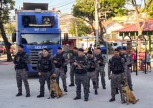 Com objetivo de garantir a circulação das viaturas e motocicletas, equipes do Núcleo de Apoio às Operações Especiais (NAOE) foram mobilizadas para remover barricadas colocadas por criminosos.