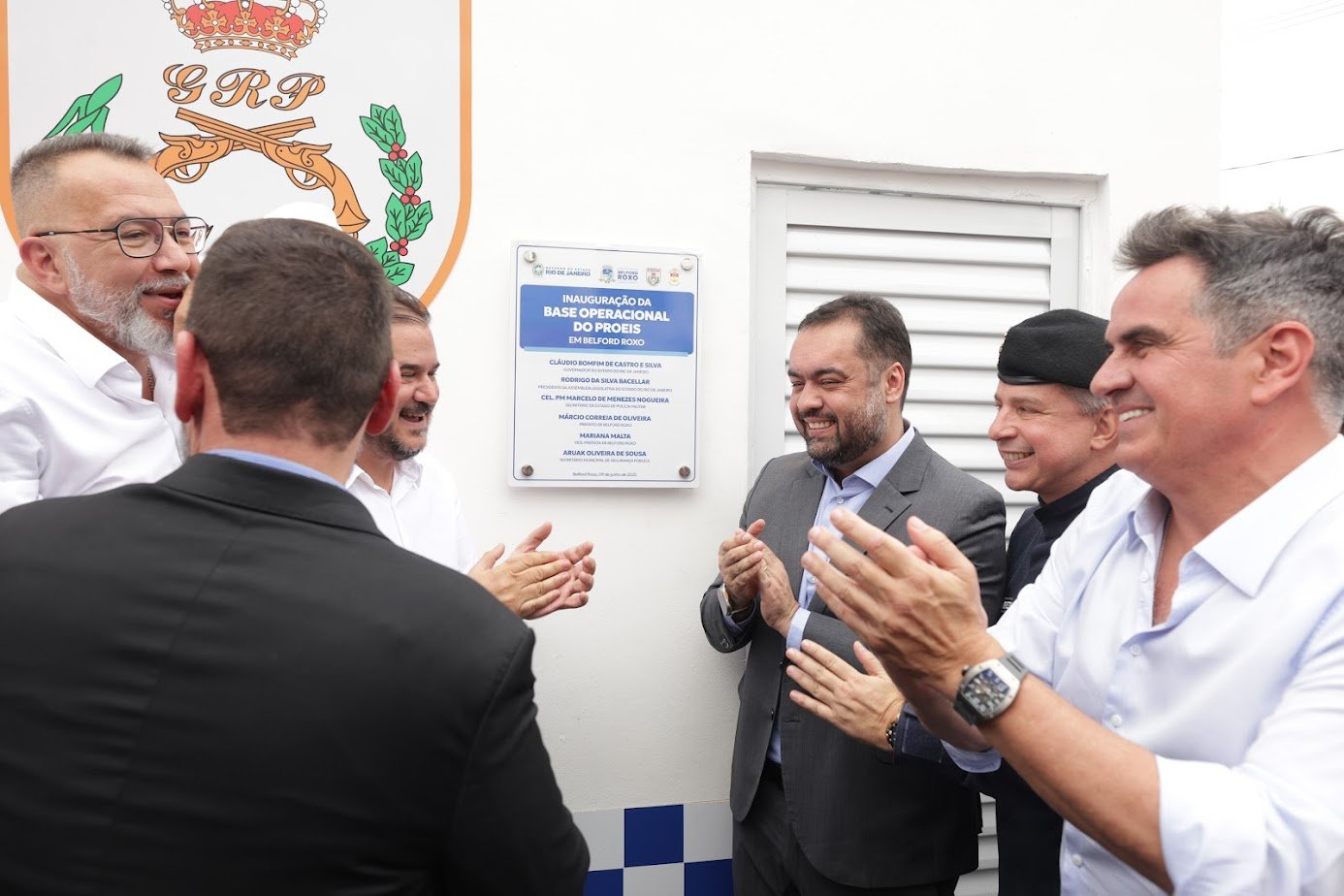 Um governo comprometido em melhorar a segurança pública, a qualidade de vida da população e levar os serviços do Estado para todos os municípios. É assim que o governador Cláudio Castro definiu a inauguração da nova Base Operacional do Proeis – Programa Estadual de Integração na Segurança – no bairro Heliópolis, em Belford Roxo, nesta segunda-feira (09/06). O município também receberá uma nova área de lazer, com as obras do Canal Maxambomba, realizada pela Secretaria do Ambiente e Sustentabilidade.