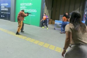 A ação foi feita em parceria com o VLT carioca. Durante a atividade, foram realizadas movimentações de operação de emergência, incluindo o desembarque de policiais de helicópteros, uso de equipamentos táticos, posicionamento de atiradores de precisão, utilização de cães treinados para neutralizar ameaças e detectar explosivos e, para finalizar, ações de socorro às vítimas