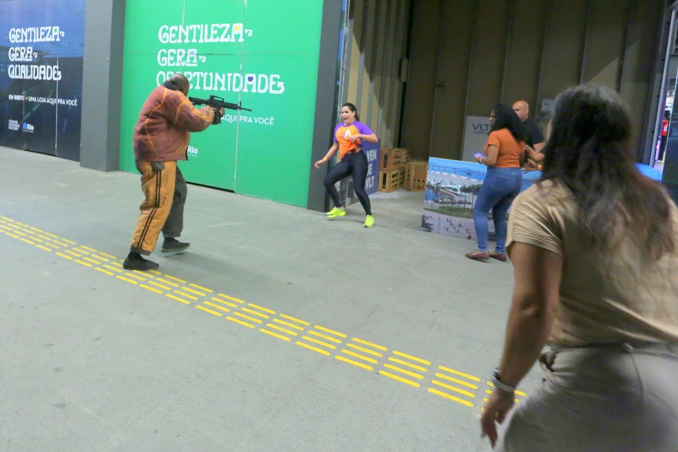 A ação foi feita em parceria com o VLT carioca. Durante a atividade, foram realizadas movimentações de operação de emergência, incluindo o desembarque de policiais de helicópteros, uso de equipamentos táticos, posicionamento de atiradores de precisão, utilização de cães treinados para neutralizar ameaças e detectar explosivos e, para finalizar, ações de socorro às vítimas