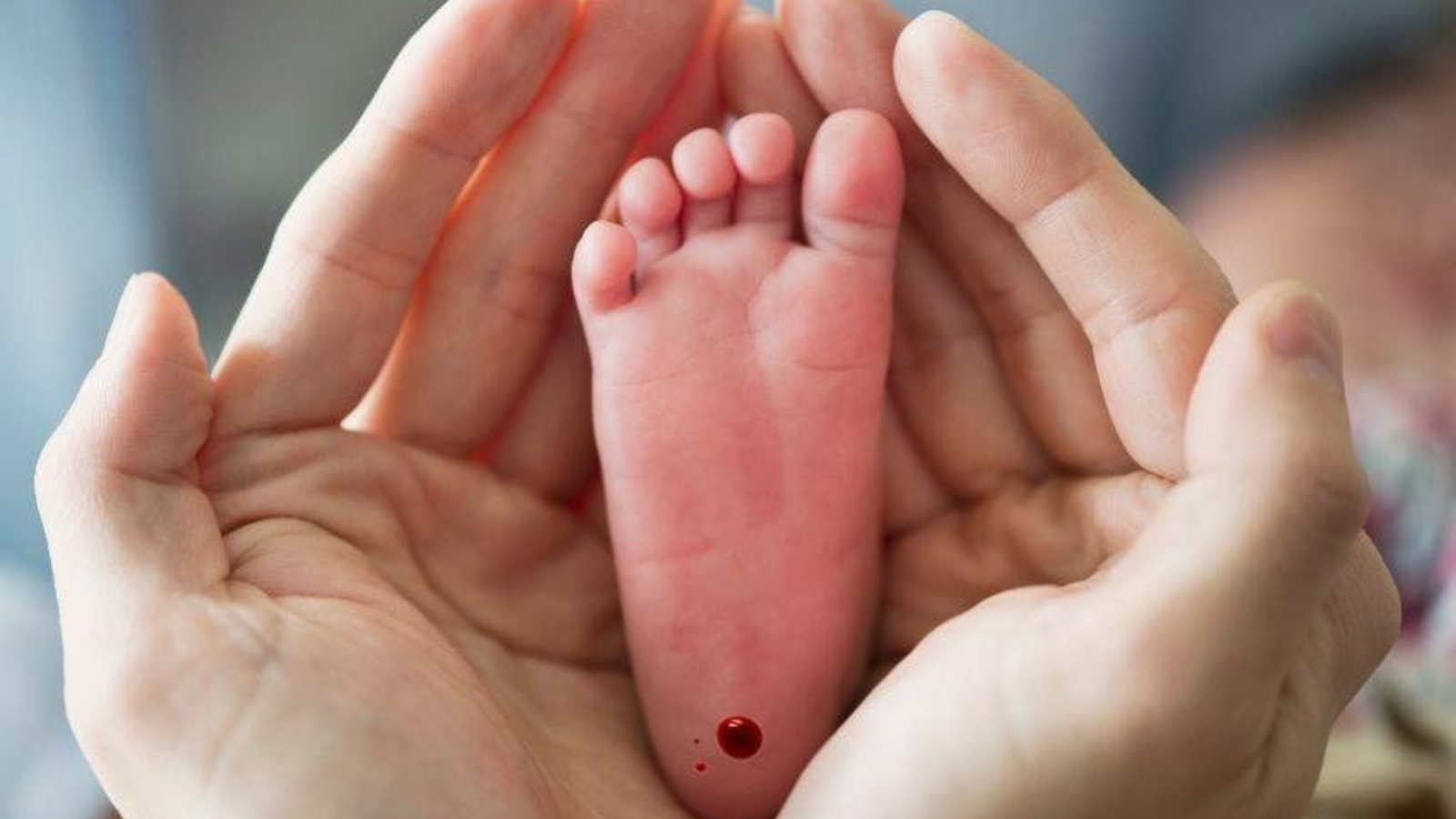 No Dia Nacional do Teste do Pezinho, comemorado nesta sexta-feira (06/06), o Governo do Estado, por meio da Secretaria de Estado de Saúde (SES-RJ), reforça a importância do exame que reduz mortes e sequelas em recém-nascidos. Entre 2023 e 2024, foram realizados quase 250 mil exames em todo o Estado do Rio, que foi o primeiro do país a oferecer o exame ampliado nos 92 municípios, passando de sete para 54 doenças rastreadas.