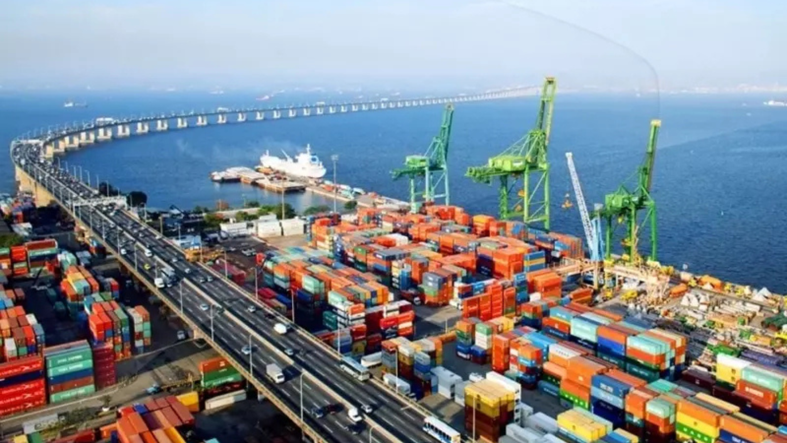 A balança comercial do Estado do Rio de Janeiro acumula superávit de US$ 5,4 bilhões nos primeiros cinco meses de 2025. De janeiro a maio, a corrente comercial fluminense (soma das importações e exportações) alcançou US$ 28,8 bilhões, sendo US$ 17,1 bilhões em exportações e US$ 11,7 bilhões em importações.