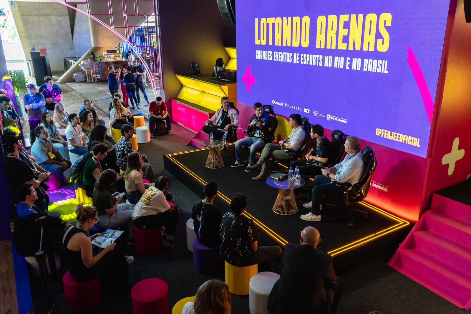 O espaço de 168 m² na Cidade das Artes ofereceu uma programação diária com painéis, debates, competições e experiências que evidenciaram o papel dos games como vetor de transformação econômica, social e cultural. O secretário de Estado de Esporte e Lazer, Rafael Picciani, participou do painel que debateu o fomento dos eventos do setor no Rio de Janeiro.