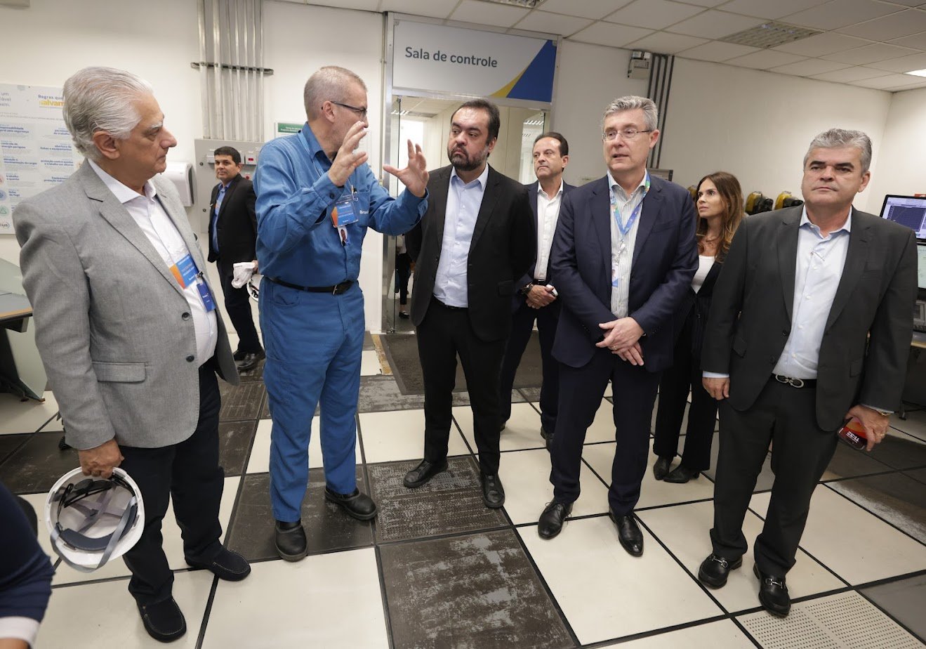 O governador Cláudio Castro visitou, nesta terça-feira (03/06), o polo industrial da Braskem, petroquímica global que desenvolve soluções sustentáveis da química e do plástico, localizado em Duque de Caxias