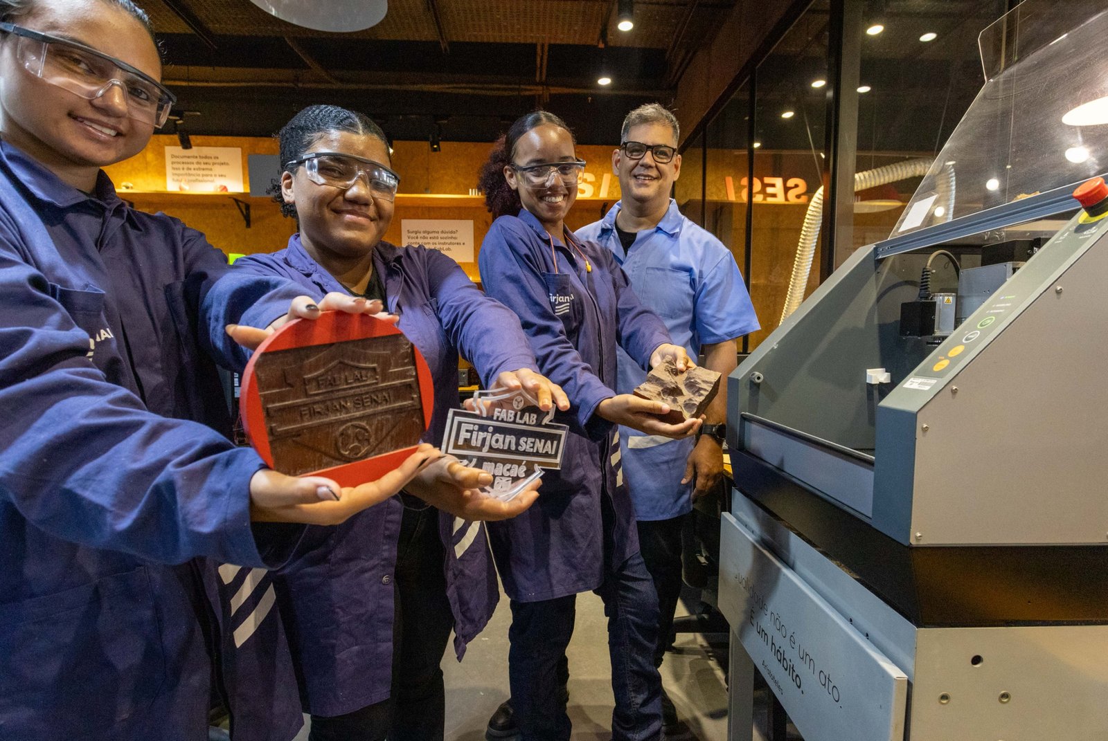O Mundo SENAI, que acontece de 05 a 07/06, vai apresentar as novidades das profissões industriais e dos cursos técnicos oferecidos pela Firjan SENAI. Vinte e sete unidades da Firjan SENAI em todo o estado vão abrir suas portas para que alunos, ex-alunos, jovens, trabalhadores da Indústria e comunidade em geral conheçam as atividades desenvolvidas. Um dos destaques do evento é a feira de talentos Contrate-me, que visa aproximar os estudantes do mercado de trabalho.