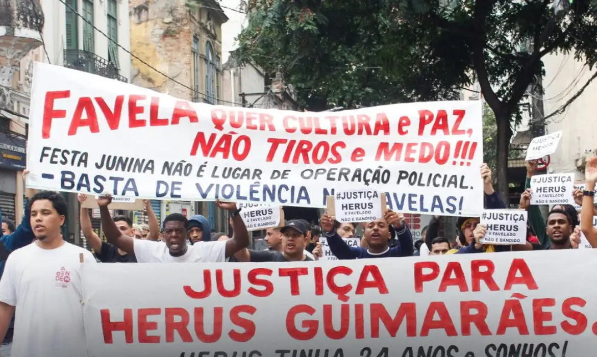 O Ministério Público do Estado do Rio de Janeiro (MPRJ) instaurou, na última segunda-feira (9), um procedimento investigatório criminal (PIC) sobre a operação policial na Comunidade Santo Amaro, no Catete, no sábado (7), durante uma festa junina. Na ação do Batalhão de Operações Policiais Especiais (Bope) da Polícia Militar, Herus Guimarães Mendes morreu e outras cinco pessoas ficaram feridas.