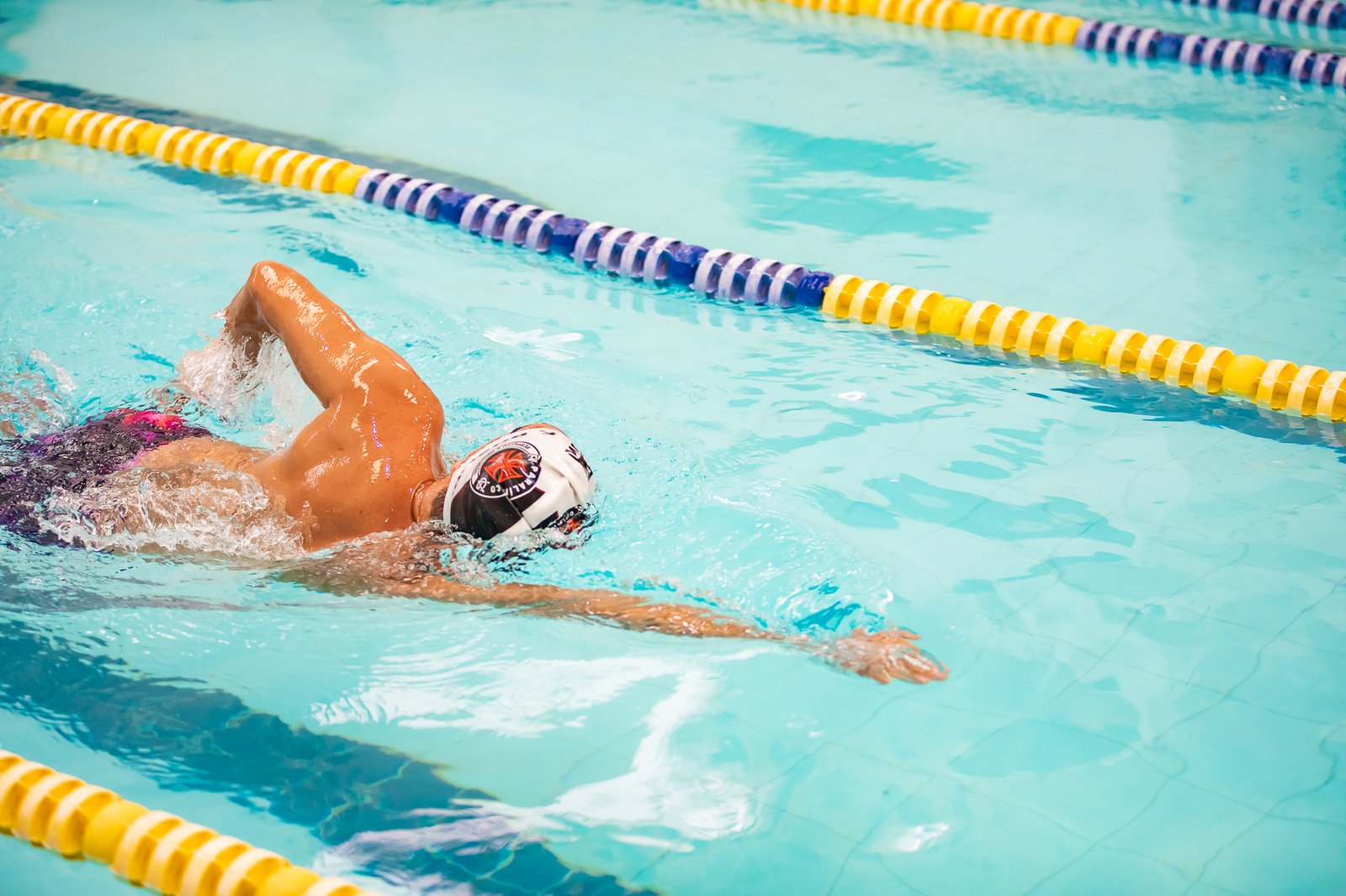 O atleta mesquitense Flávio Rossini, de 45 anos, participa neste mês de junho de duas importantes competições de natação paralímpica. Vinculado aos projetos esportivos da Prefeitura de Mesquita, o nadador vai competir pela primeira vez em um torneio internacional no OPEN Internacional em Buenos Aires, nos dias 20 e 21 de junho. Ele também estará em São Paulo entre os dias 12 e 14, o evento definirá os atletas que irão representar o Brasil no Campeonato Mundial de Singapura, programado para setembro. Apesar da participação, Rossini não disputará vaga para o Mundial, pois ainda não está ranqueado para essa classificação.