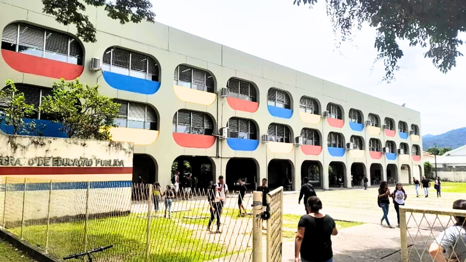 Edifícios retangulares de concreto, com amplos pátios e janelas com as bordas arredondadas. Parte da paisagem do Rio de Janeiro, os Centros Integrados de Ensino Público (Cieps), apelidados de Brizolões, chegam aos 40 anos em 2025 como um projeto considerado revolucionário para a educação brasileira, principalmente por introduzir no debate nacional um modelo que até então ainda era desconhecido: as escolas em tempo integral.
