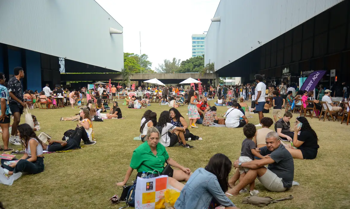 A Bienal do Livro Rio 2025 informa que os ingressos para este sábado (14) já estão esgotados. A organização orienta o público adquirir, com antecedência, as entradas para os próximos dias do evento. Eles estão disponíveis pelo site www.bienaldolivro.com.br. Os tíquetes custam R$ 42 (inteira) e R$ 21 (meia).