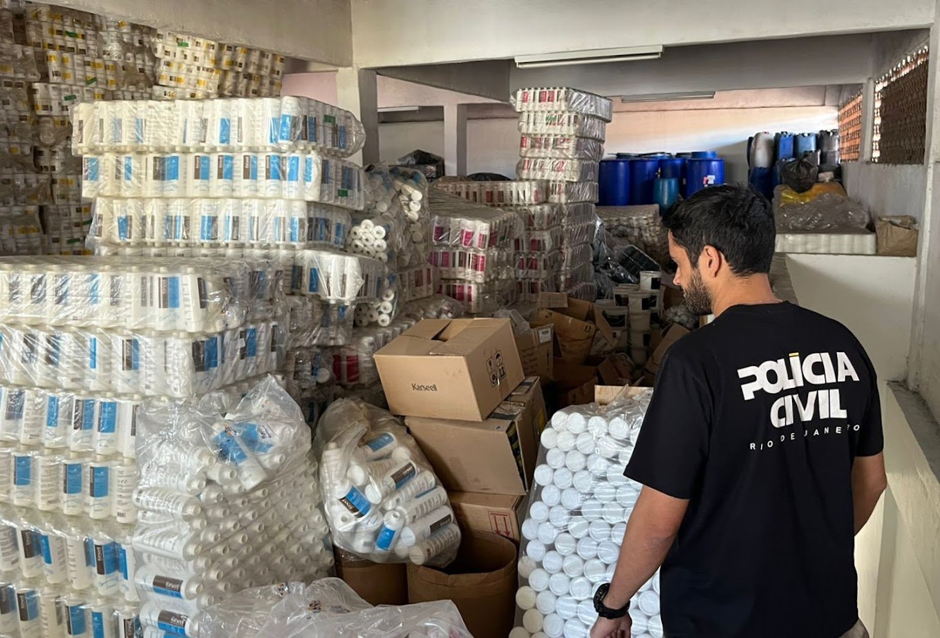 Os agentes ainda apreenderam um caminhão carregado com os produtos falsificados, que seriam revendidos por meio de plataformas on-line